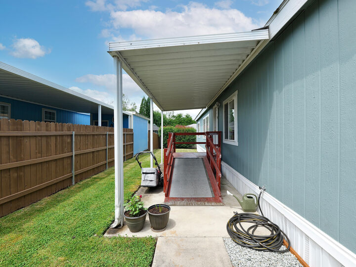 Property Photo:  1570 S Peach Street # 13  OR 97501 