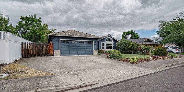 Property Photo: 3281 Ford Drive OR 97504