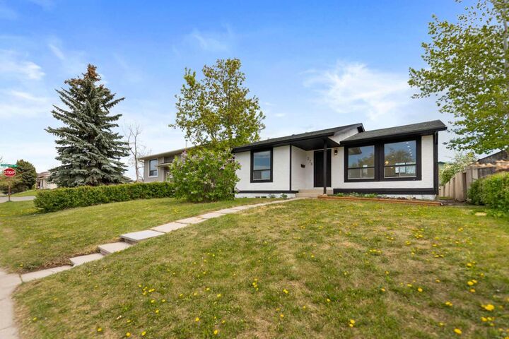 Property Photo:  276 Fallswater Road NE  AB T3J 1B3 