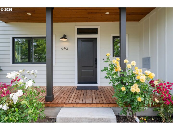 Property Photo:  642 W 15th Ave  OR 97402 