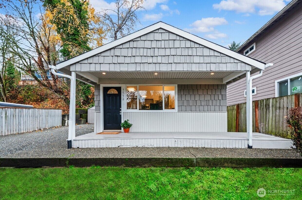 Property Photo:  7552  21st Avenue SW  WA 98106 