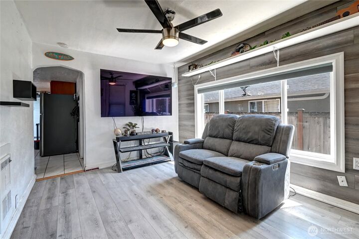 Property Photo:  2327  Harrison Avenue  WA 98201 