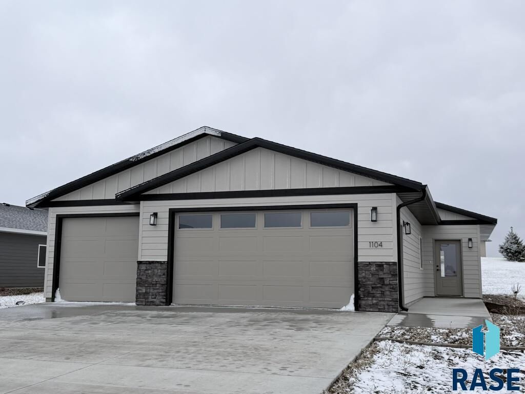 Property Photo:  1104 S 6th Ave  IA 51246 