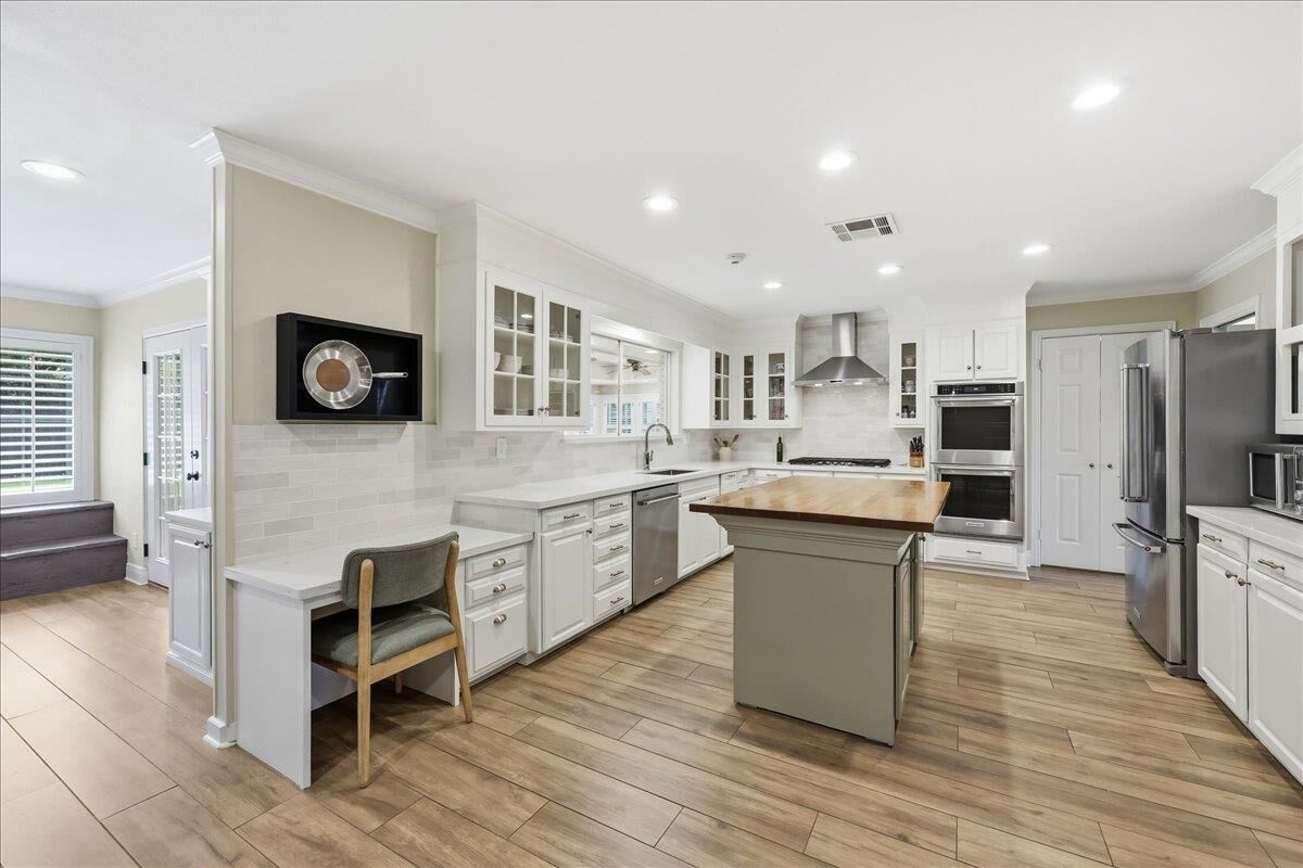 Property Photo: 675 Belvedere Dr. TX 77706