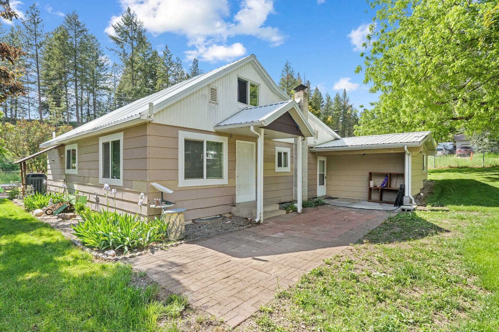 Property Photo: 611 Hegney Way WA 99114-9999
