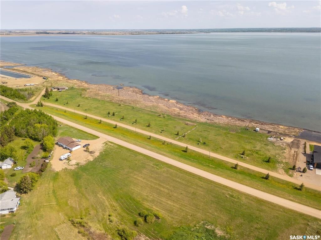 Property Photo:  700 Lakeshore Drive  SK S0M 1X0 