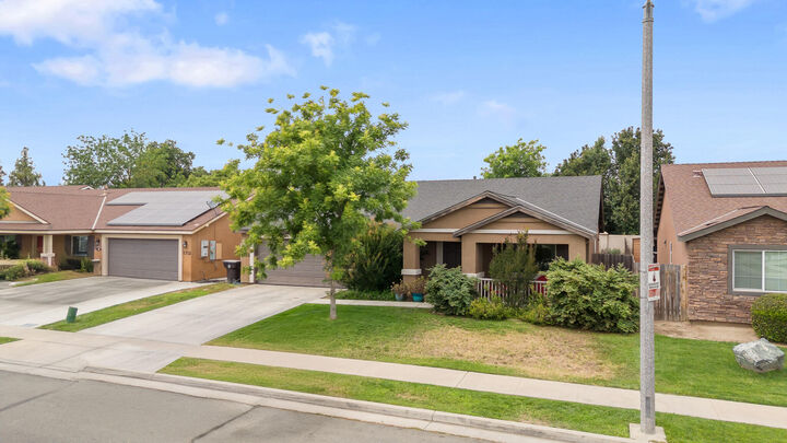 Property Photo:  1702 Capistrano Avenue  CA 93274 