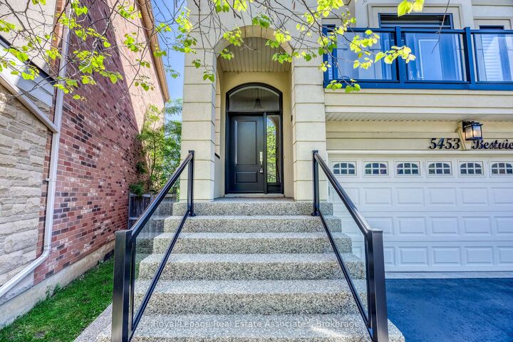 Property Photo: 5453 Bestview Way ON L5M 0B1