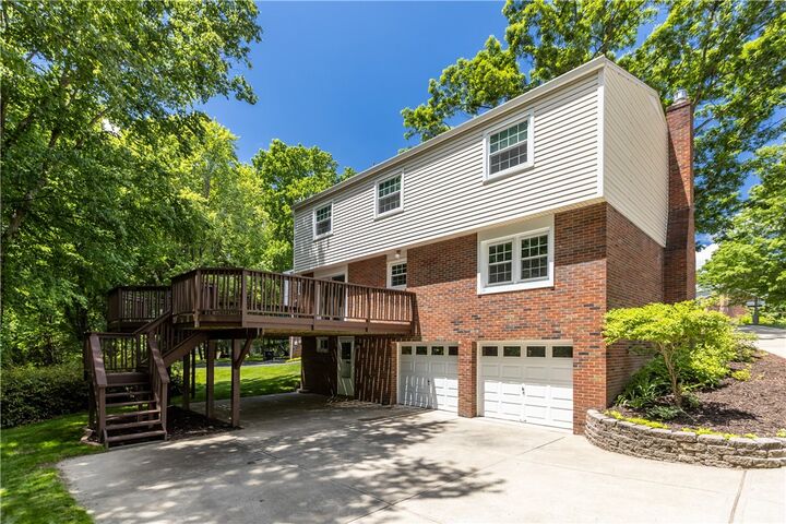 Property Photo:  1129 King George Court  PA 15237 