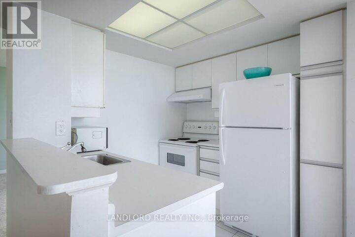 Property Photo:  5 Concorde Place 2504  ON M3C 3M8 
