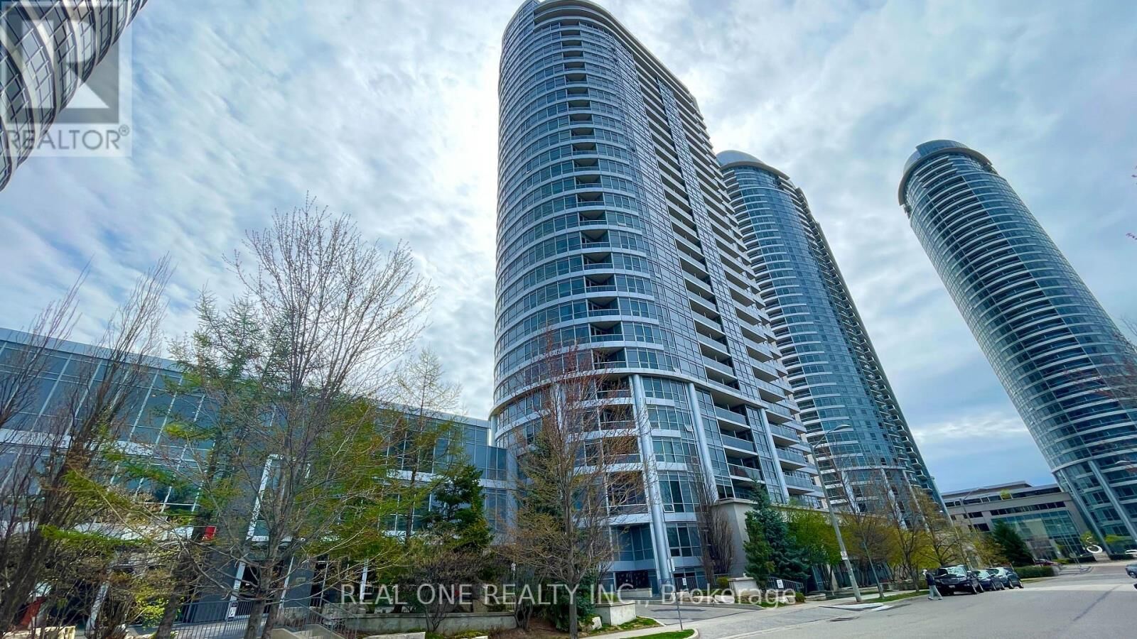 Property Photo:  151 Village Green Square 2509  ON M1S 0K5 