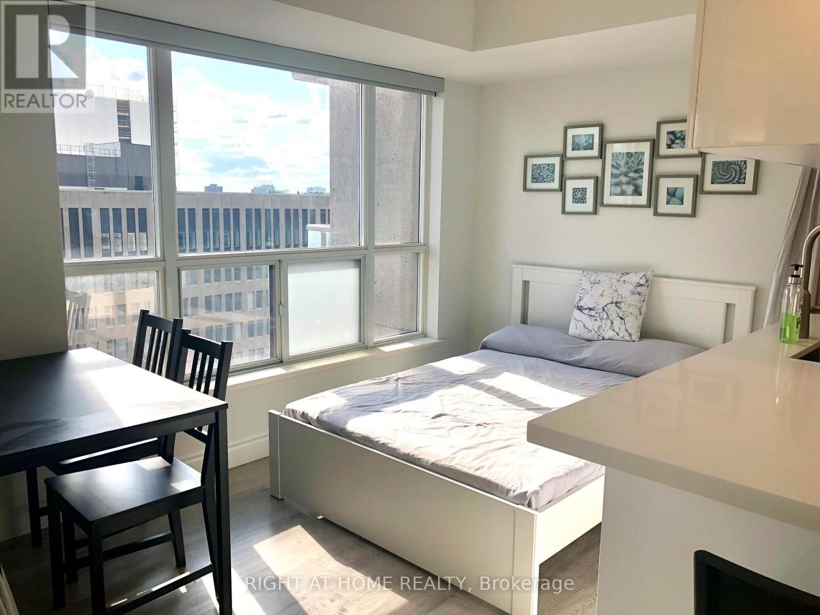 Property Photo:  909 Bay Street 1704  ON M5S 3G2 