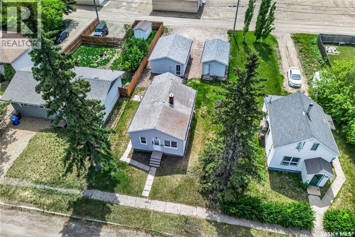 Property Photo:  305 Burrows Avenue W  SK S0E 1A0 