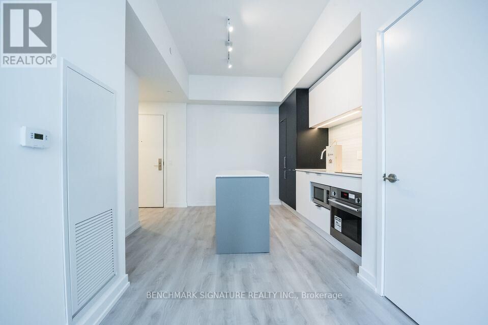 Property Photo:  33 Helendale Avenue 1109  ON M4R 0A4 