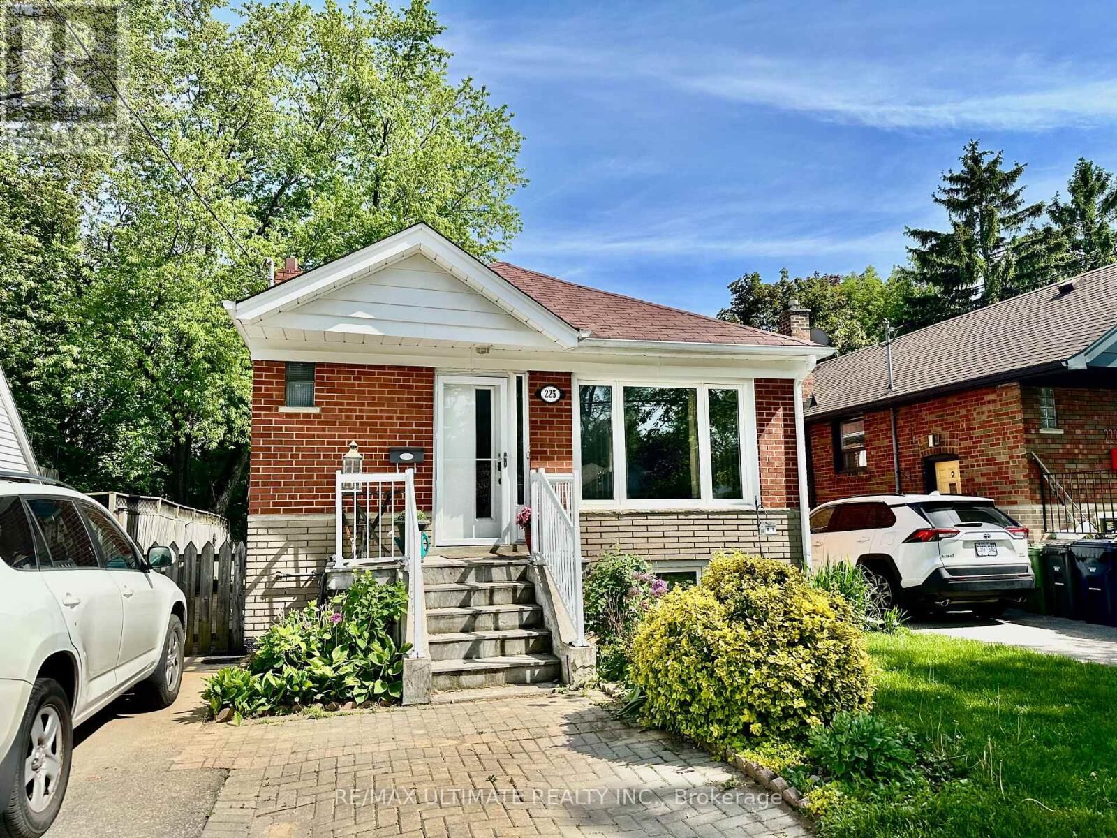 Property Photo:  225 Ferris Road Bsmt  ON M4B 1H2 