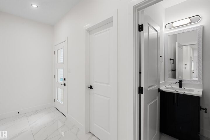 Property Photo:  3036 8 Avenue SW  AB T6X 3M6 