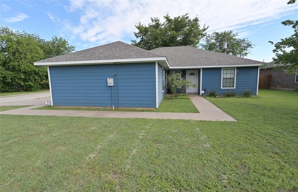 Property Photo:  1106 12th Street SE  TX 76067 