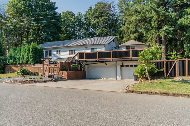695 Hudson Bay Street — photo 1