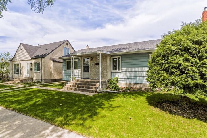 Property Photo:  423 Seven Oaks Avenue  MB R2V 0L5 