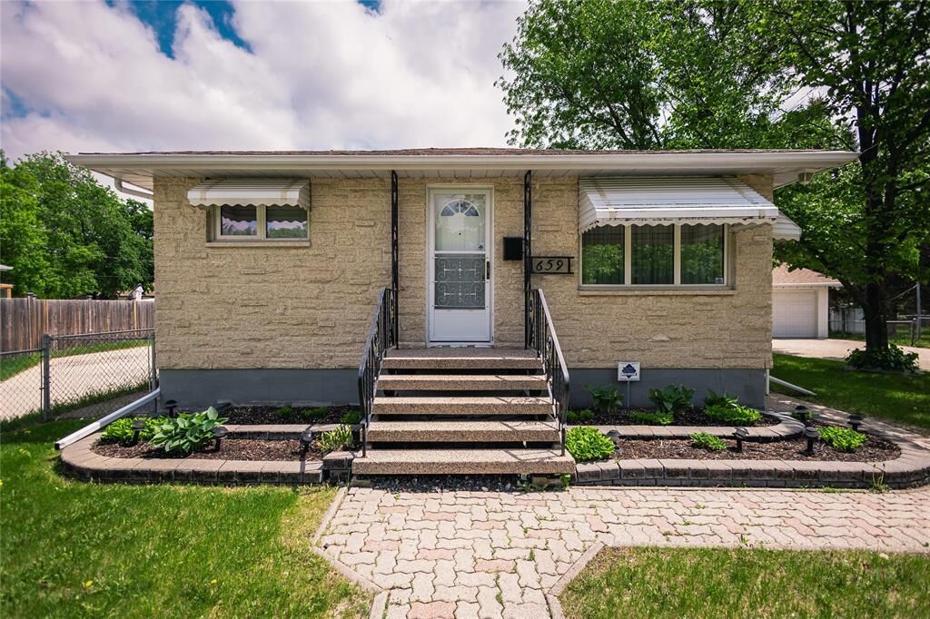Property Photo:  659 Isbister Street  MB R2Y 1P9 