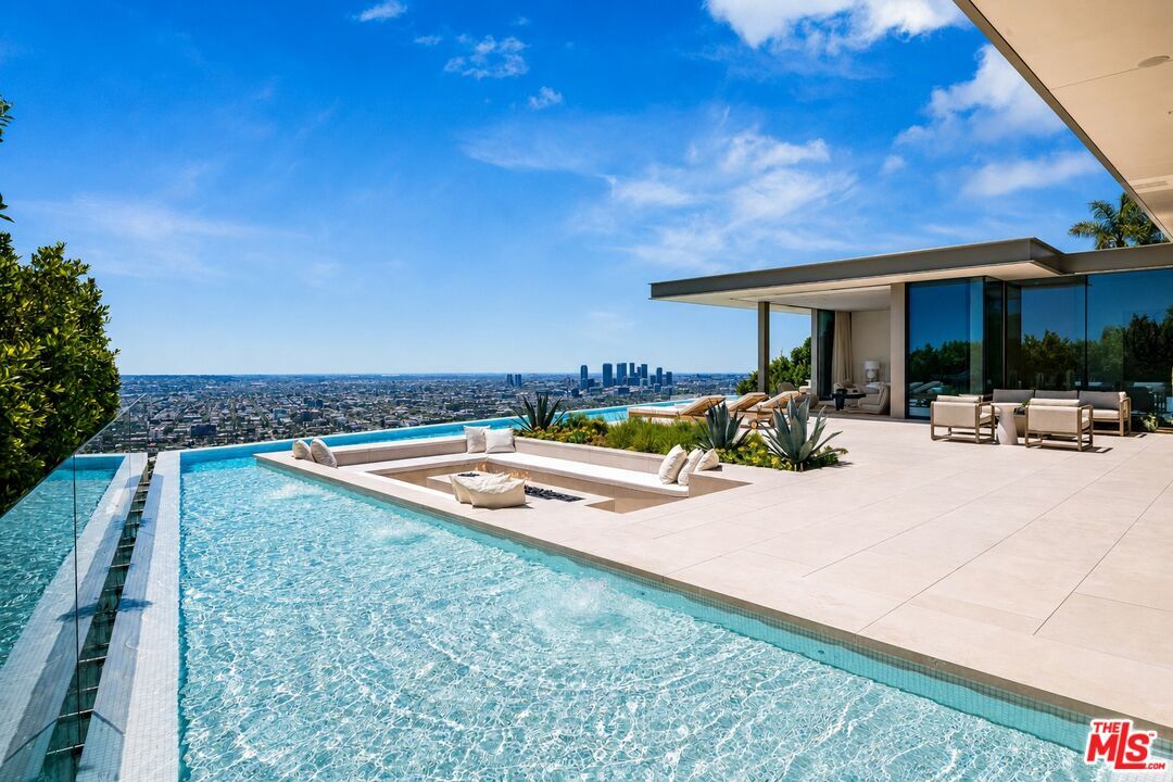 Property Photo:  9016 Thrasher Ave  CA 90069 