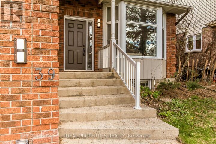 Photo de la propriété:  39 Huntings End Avenue  ON K2M 1R2 