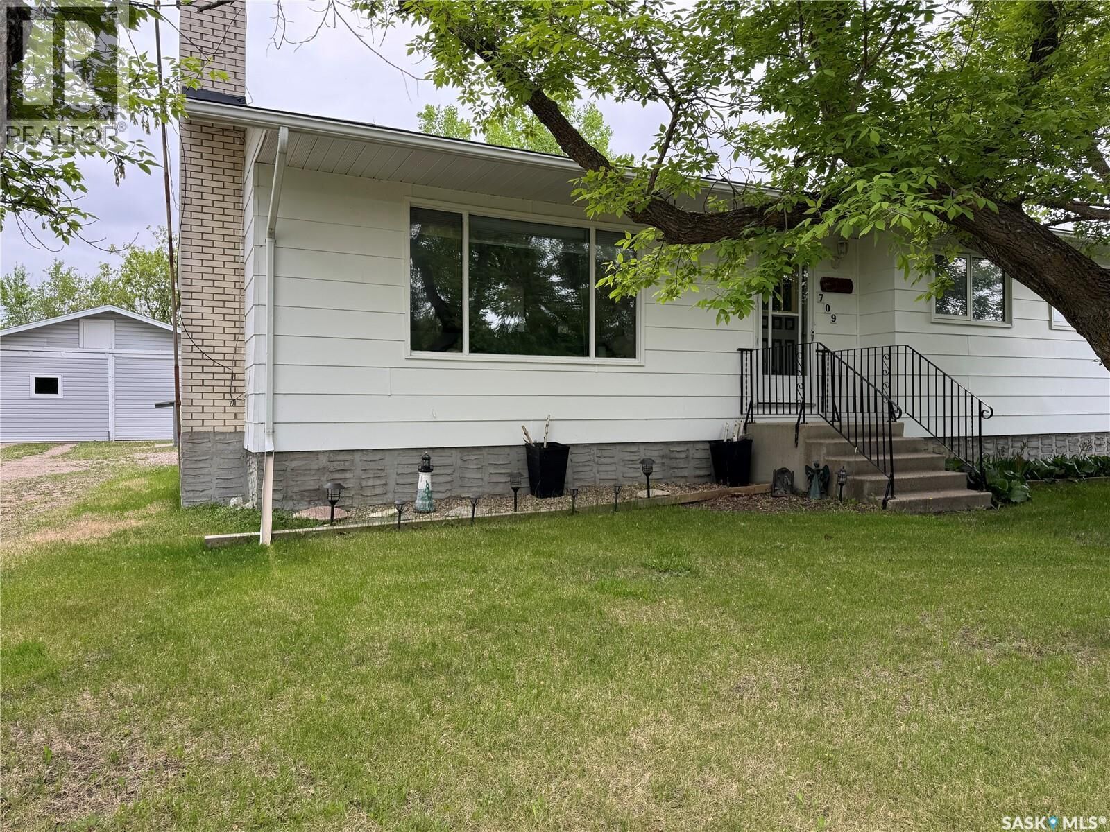 Property Photo:  709 Broadway Street  SK S0A 1A0 