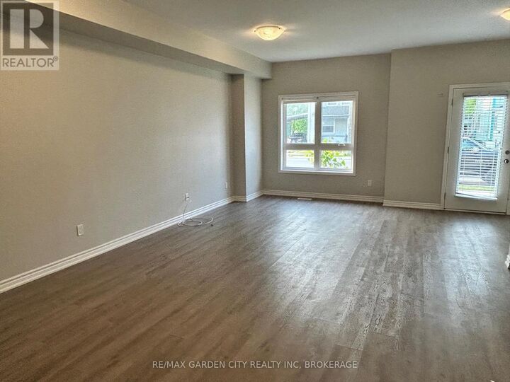 Property Photo:  182 Broadway Lane 8  ON L3C 0J2 