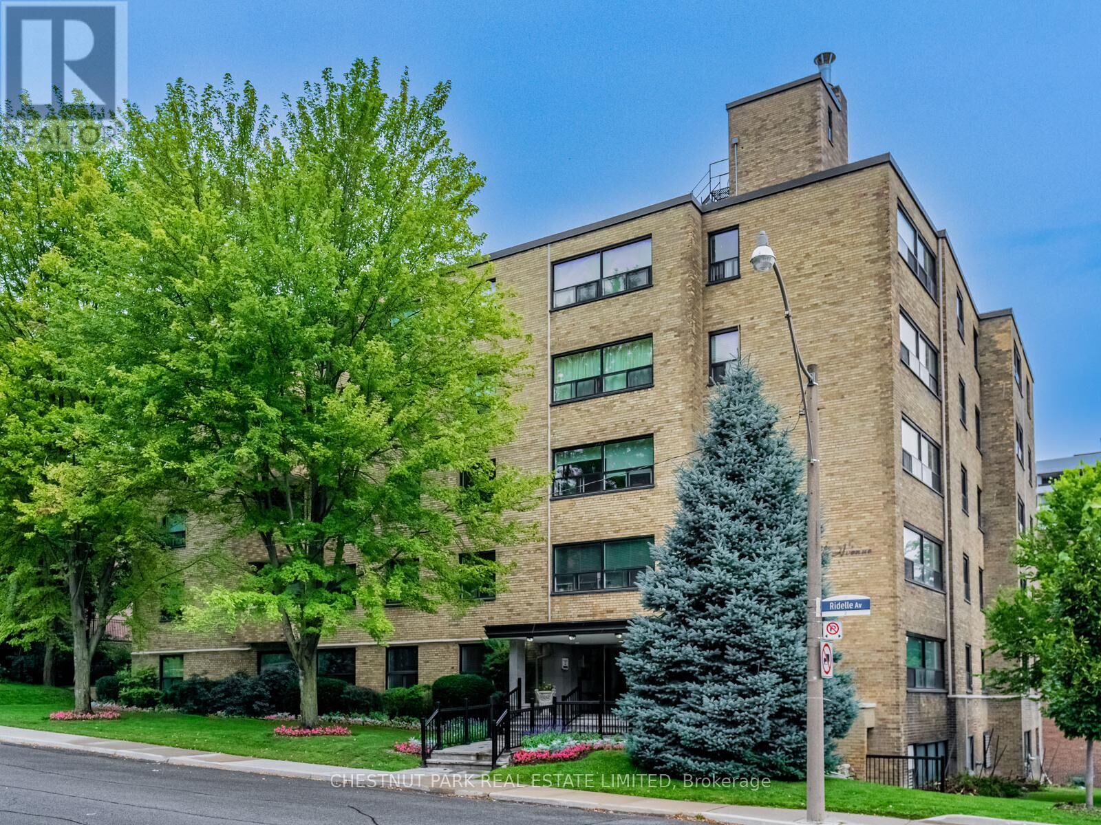Property Photo: 2 Ridelle Avenue 404 ON M6B 1H4