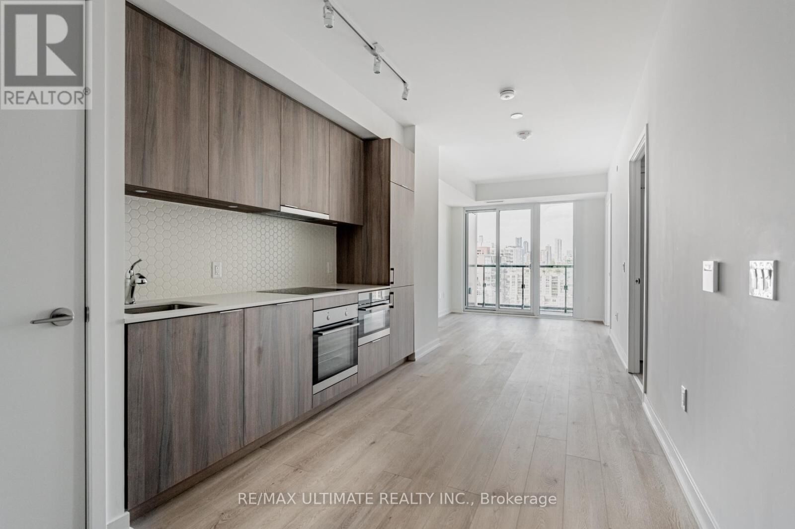 Property Photo:  158 Front Street East 1211  ON M5A 0K9 