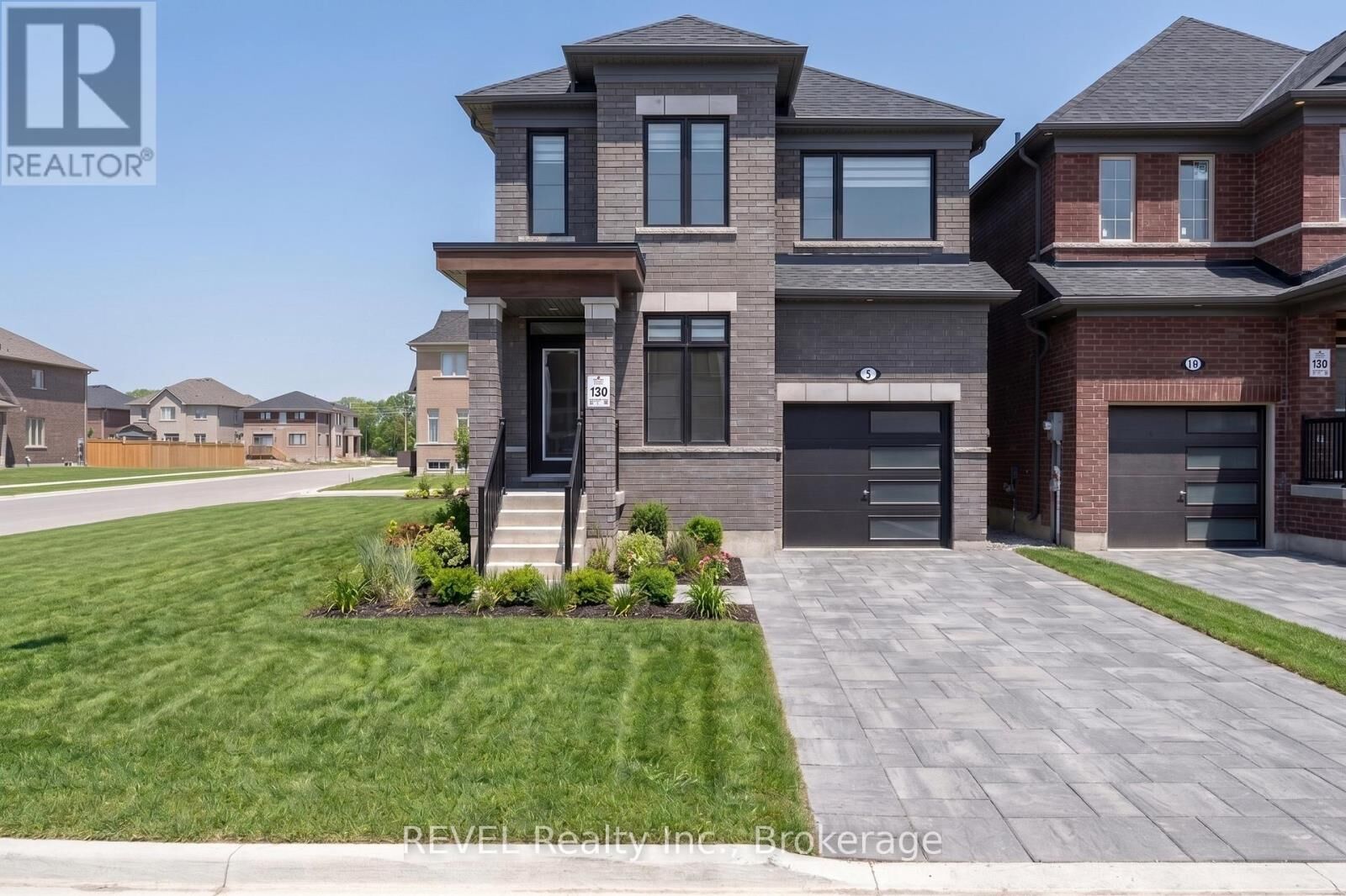 Property Photo:  6 Rackham Lane  ON L1E 0M3 