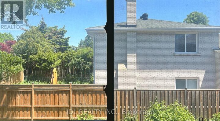 Property Photo:  23 Pineway Blvd Boulevard Main Floor  ON M2H 1A3 