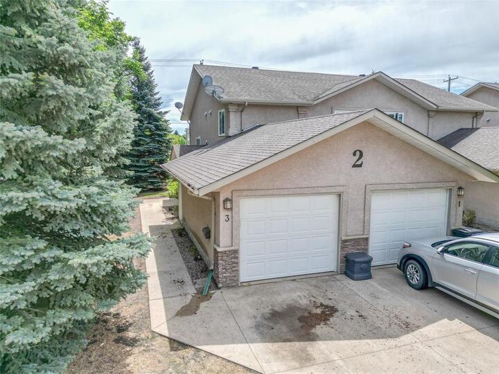 Property Photo:  2 Sprucewoods Place  MB R7B 0N5 
