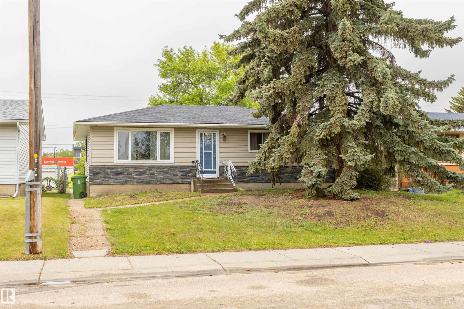 Photo de la propriété:  9908 99 Street  AB T8R 1G5 