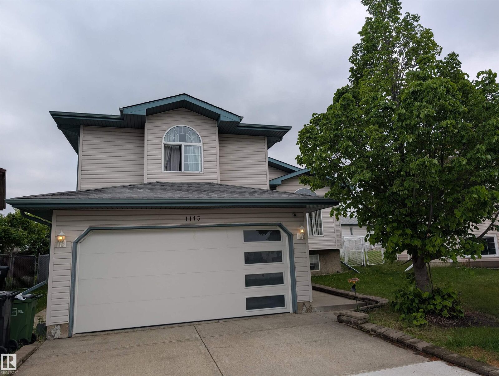 Property Photo:  1113 Hermitage Road NW  AB T5A 5B8 