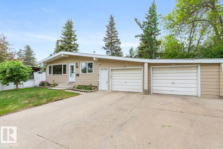Property Photo:  29 Greenview Crescent  AB T8N 0S0 
