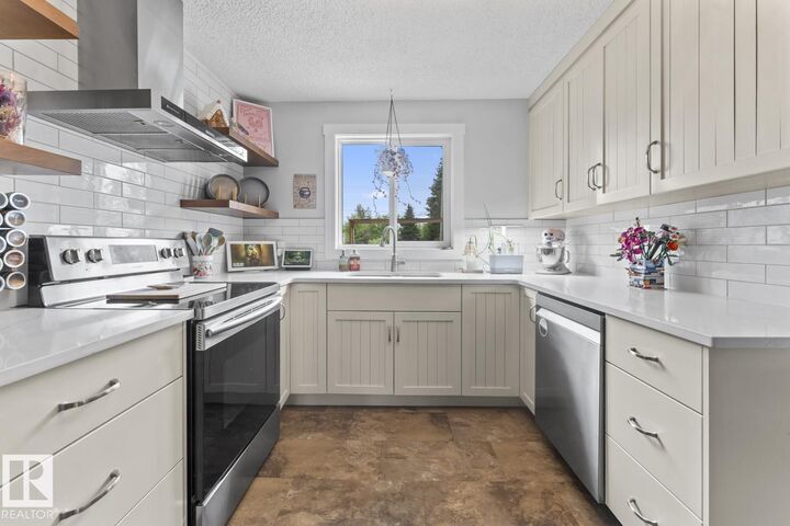 Property Photo:  5709 51 Avenue  AB T9M 1S4 
