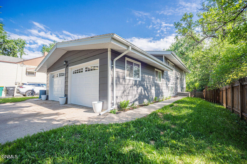 Property Photo:  1311 Avenue C  ND 58501 
