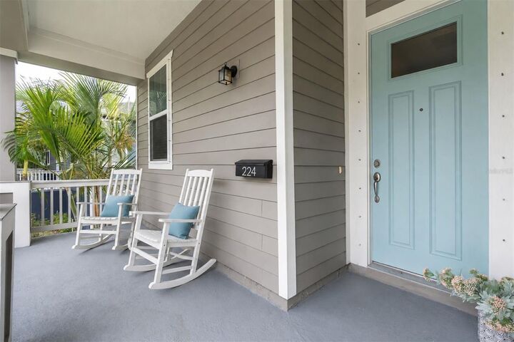 Property Photo: 224 NE Jefferson Circle N FL 33702