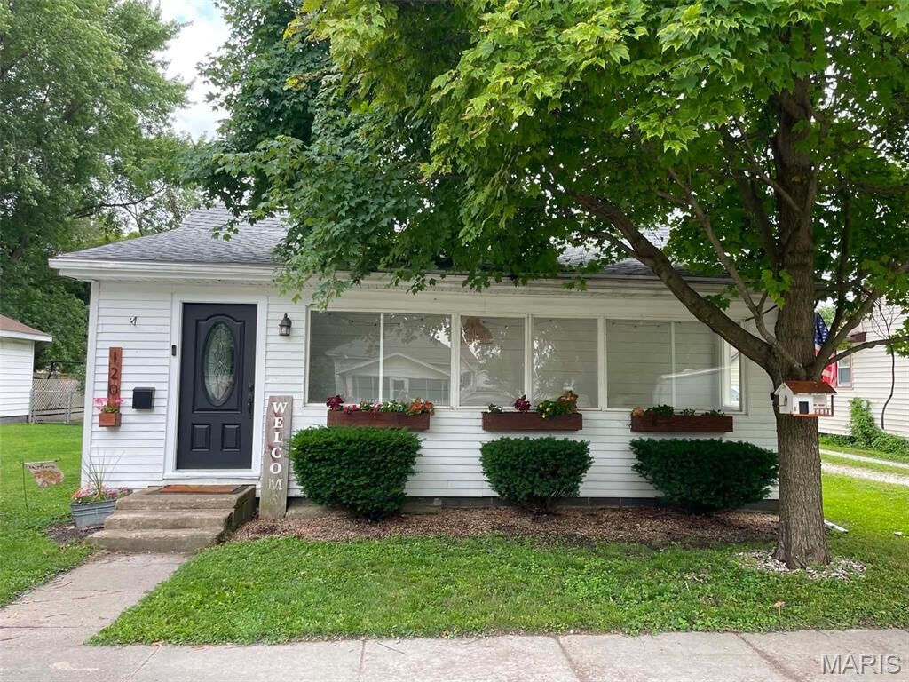 Property Photo:  120 E Warren Street  IL 62550 
