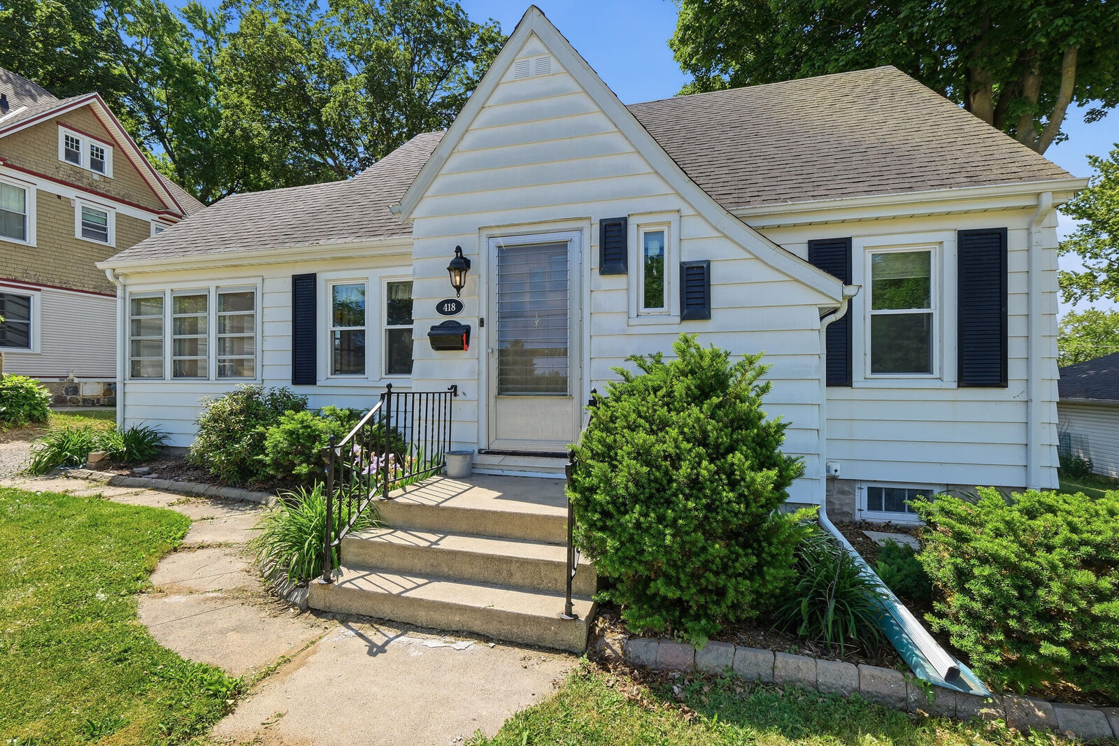 Property Photo:  418 E Racine St  WI 53549 