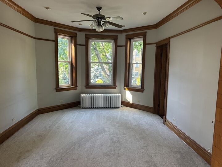Property Photo:  2005 W Greenleaf Avenue 2  IL 60645 