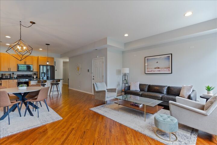 Property Photo:  7028 N Ridge Boulevard 2S  IL 60645 