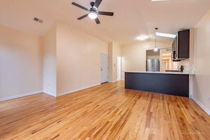 Property Photo: 2435 W Polk Street 3 IL 60612
