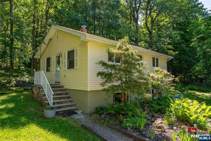 Property Photo:  35 Windy Bush Lane  NJ 07871 