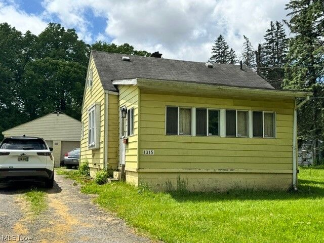 Property Photo:  1315 Crumrine Street  OH 44505 