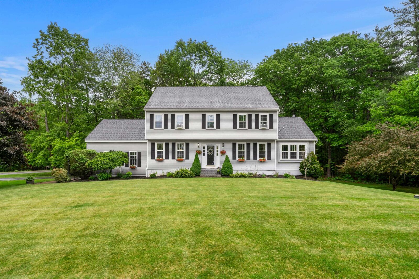 Property Photo:  44 Brickyard Drive  NH 03052 
