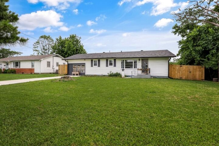 Property Photo:  1606 W Cypress Street  AR 72758 