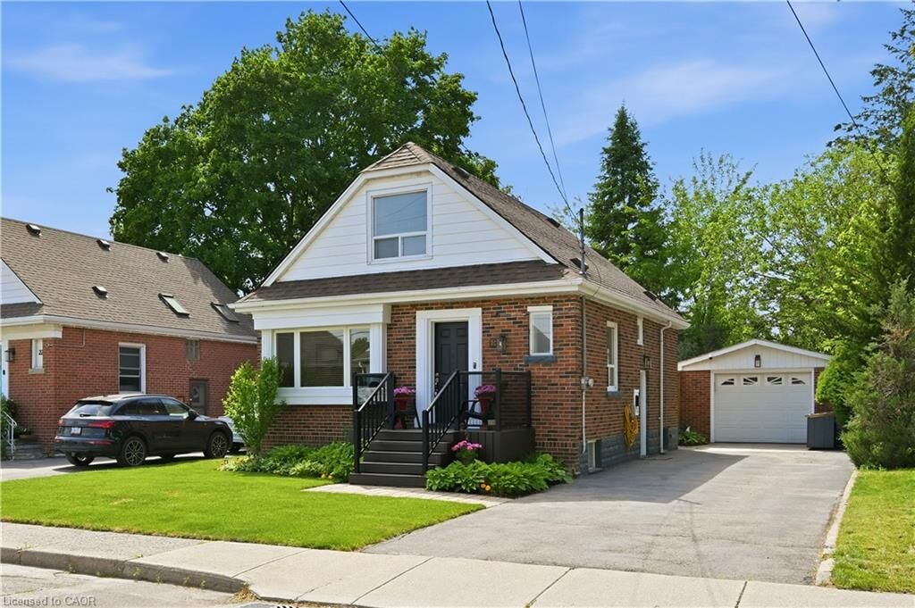 Property Photo:  18 Ipswich Place  ON L8K 3E7 