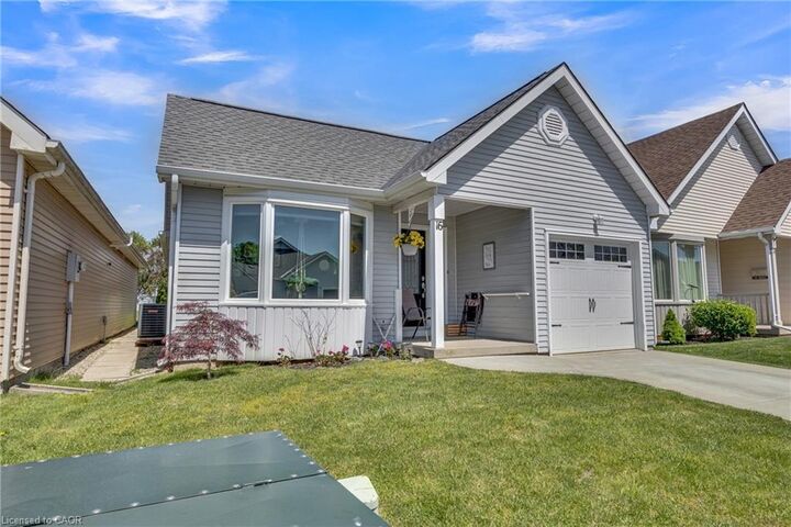 16 Hawkins Crescent — photo 1